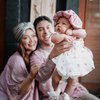 Potret Lebaran Perdana Siti Badriah dan Suami Bersama Sang Buah Hati, Kompak Kenakan Baju Seragam Pink yang Dibeli 3 Tahun Lalu