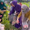Potret Haru Lucinta Luna Ziarah ke Makan Kedua Orangtua, Bikin Pangling Kala Berbusana Muslim Lengkap dengan Kerudung Ungu