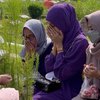 Potret Haru Lucinta Luna Ziarah ke Makan Kedua Orangtua, Bikin Pangling Kala Berbusana Muslim Lengkap dengan Kerudung Ungu