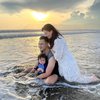 Penuh Kebahagiaan, Ini Potret Liburan Asmirandah dan Keluarga Kecilnya di Pantai