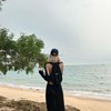 Potret Lisa BLACKPINK Pakai Dress Hitam dengan Punggung Terbuka, Auranya Mahal Banget!