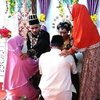 15 Aksi Nyeleneh Pengantin di Momen Resepsi Pernikahan, Nggak Ada Sakral-sakralnya!