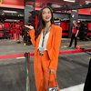 Nonton F1 di Arab Saudi, Berikut 6 Pesona Raline Shah dengan Outfit Serba Oranye yang Cantik Banget