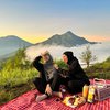 10 Potret Seru Liburan Natasha Rizky dan Ratna Galih ke Gunung hingga Basah di Air Terjun, Bestie Goals Banget!