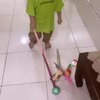 10 Potret Saka Anak Andhika Pratama Main Mainan Tradisional Seharga Rp15 Ribu, Ussy Sulistyawaty: Beli Sepabriknya