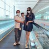7 Potret Momo Geisha Momong Anak saat Liburan ke Singapura, Kaki Mulusnya Curi Perhatian