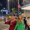 10 Potret Heboh Lucinta Luna di Jalanan Malaysia, Mulai dari Ketawa Terbahak-Bahak sampai Salto di Trotoar