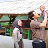 11 Potret Lesti Kejora Mudik ke Cianjur Bareng Anak dan Suami, Traktiran Warga Sekampung!