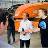 Mengintip Momen Pertemuan Presiden Jokowi dan Elon Musk di Space X yang Santuy Banget