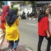 6 Momen Kocak Orang Tak Sengaja Pakai Baju Kembaran di Jalan, Malunya Bukan Main!