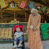 7 Potret Zaskia Sungkar Ajak Baby Ukassya Liburan ke Universal Studios Singapura