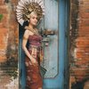 Potret Michelle Ziudith Melukat di Bali, Pakai Kebaya Putih Super Anggun Mandi di Air Terjun