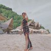 Difotoin Pacar, Ini Potret Mikha Tambayong saat Liburan di Bali Pakai Dress Warna Menyala