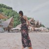 Difotoin Pacar, Ini Potret Mikha Tambayong saat Liburan di Bali Pakai Dress Warna Menyala