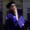 10 Potret Taylor Swift Dapat Gelar Doktor Honoris Causa dari NYU Meski Tak Sempat Kenyam Bangku Kuliah