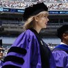 10 Potret Taylor Swift Dapat Gelar Doktor Honoris Causa dari NYU Meski Tak Sempat Kenyam Bangku Kuliah