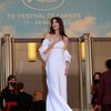 Tampil Cantik Jelita di Usia 39 Tahun, Anne Hathaway Curi Perhatian Banyak Mata di Karpet Merah Festival Film Cannes