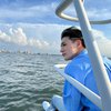 Potret Jeno NCT DREAM Nyantai di Atas Kapal, Makin Ganteng Abis Kena Angin Indonesia!