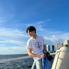 Potret Jeno NCT DREAM Nyantai di Atas Kapal, Makin Ganteng Abis Kena Angin Indonesia!