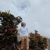 Potret Angela Gilsha Mendaki Gunung Gede, Tunjukkan Wajah Tanpa Makeup yang Cantik Natural