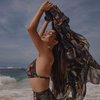 8 Potret Ariel Tatum Lakukan Pemotretan di Pinggir Pantai, Pamerkan Kulit Eksotis dengan Balutan Swimsuit yang Menawan