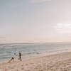 Potret Kemesraan Ranty Maria dan Rayn Wijaya di Pinggir Pantai, Terlihat Serasi di Bawah Sinar Matahari
