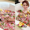 11 Potret Femmy Permatasari Mandi di Bathup Bertabur Bunga, Pesonanya Bikin Warganet Salfok