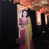 20 Potret Selebriti yang Terlihat Cantik dengan Kain Sari Khas India, Anggun dan Menawan Banget