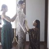10 Detail Kebaya Ungu untuk Akad Sabrina Chairunnisa, Punggung Bolong Bentuk Hati Jadi Sorotan