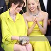 Serba Kuning, Ini Potret Akrab Anne Hathaway dengan Lisa BLACKPINK yang Tampil Super Ngejreng
