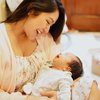 7 Potret Telaten Siti Badriah Momong Baby Xarena, Jadi Seorang Ibu tapi Pesonanya Bak Anak SMA!