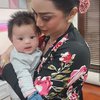 Potret Baby Ameena Dipijat Sambil Dinyanyikan Lagu Krisdayanti, Gedenya Bakal Jadi Diva Nih!