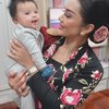 Potret Baby Ameena Dipijat Sambil Dinyanyikan Lagu Krisdayanti, Gedenya Bakal Jadi Diva Nih!
