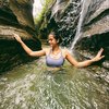 10 Potret Hana Saraswati Pose di Alam Terbuka, Body Goals dan Pesonanya Tidak Pernah Gagal Memikat!