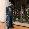 10 Potret Gaya Nyentrik Mulan Jameela Saat Manggung, dari Busana Ratu India Sampai Hijab Pita Besar!