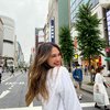 Tak Ragu Pose Duduk di Tengah Jalan, Ini Potret Luna Maya yang Lagi Liburan di Jepang