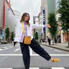 Tak Ragu Pose Duduk di Tengah Jalan, Ini Potret Luna Maya yang Lagi Liburan di Jepang