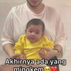 Deretan Momen Baby Bible Foto Visa, Wajahnya yang Gak Bisa Berhenti Tersenyum Bikin Gemes