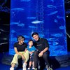 10 Potret Fuji dan Thariq Halilintar Ajak Gala Main ke Sea World, Disebut Banyak Orang Keluarga Bahagia