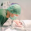 Potret Bunga Jelitha Lahirkan Anak ke-2, Ditemani Syamsir Alam Pemerkan Wajah Bayi Super Ganteng 