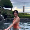 10 Potret Maria Vania Main Basah-basahan Pakai Swimsuit Oranye, Komentar Hotman Paris Jadi Sorotan