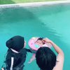 7 Momen Baby Ameena Berenang di Bali Pakai Pelampung Kepala, Anteng Banget Ketemu Air