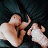 11 Pose Artis Saat Tidur dengan Anaknya, Meski Sambil Mangap tapi Pesonanya Gak Luntur!
