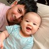 Dereta Potret Baby Zhafi Anak Fairuz A. Rafiq Saat Sadar Kamera, Senyum dan Wajah Gantengnya Gemesin Banget!
