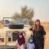 10 Potret Liburan Keluarga Yasmine Wildblood Main ke Gurun Pasir, Gaya Sorbannya Stylish Abis