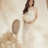 Potret Maternity Shoot Yasmine Wildblood Serba Putih dari Kulit Sampai Background
