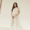 Potret Maternity Shoot Yasmine Wildblood Serba Putih dari Kulit Sampai Background