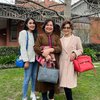 11 Potret Sandra Dewi Liburan ke Australia, Ajak Ibu dan Mertua yang Gak Kalah Cantik dan Fashionable