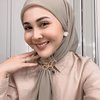 10 Potret Kesha Ratuliu dengan Style Hijab yang Tunjukkan Anting, Tampil Beda dari yang Lain