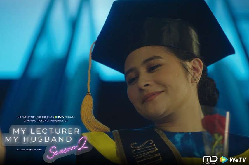 Bawakan Bunga, Ini Momen Manis Reza Rahadian Saat Hadiri Wisuda Prilly Latuconsina